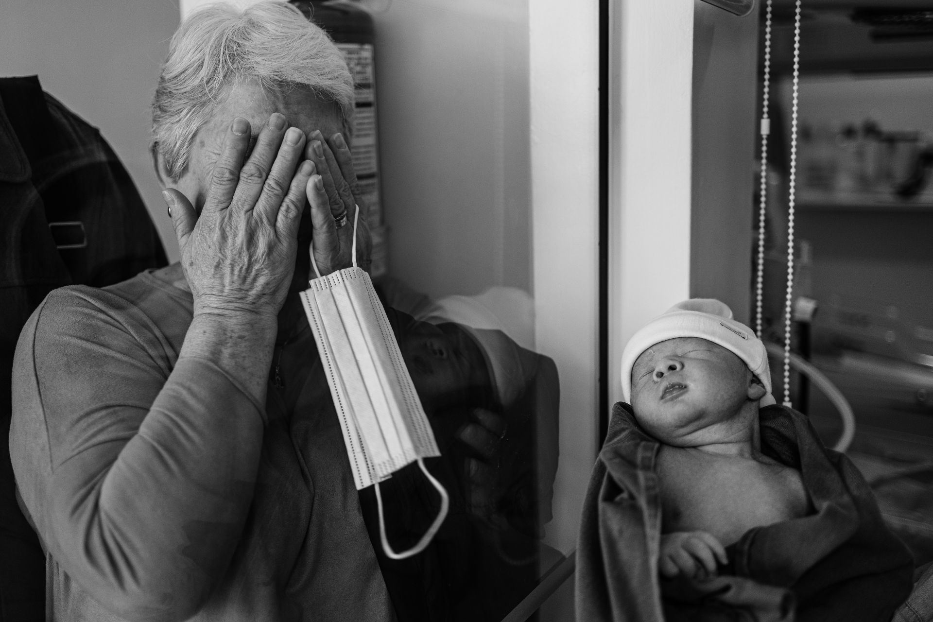 Avó emocionada ao ver o bebê recém-nascido pela primeira vez