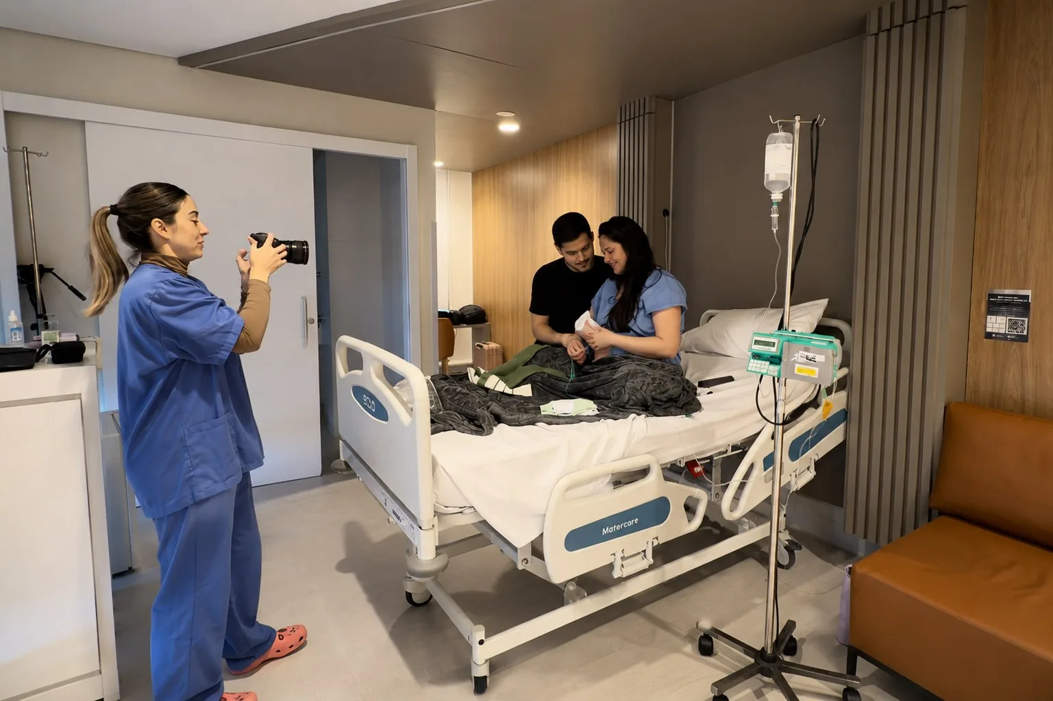 Sabrina Pierri fotografando os primeiros momentos de uma família na maternidade